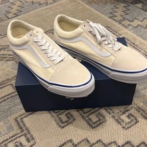 NEW IN BOX Vans Men’s Old Skool Sneakers 11.5 new in box